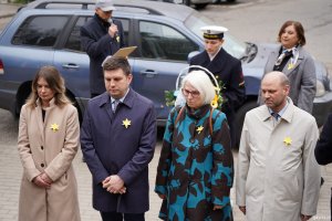 Kwiaty składają (od lewej): radna Gdyni Monika Strzałkowska, wiceprezydent Gdyni Maciej Zielonka, radna Gdyni Joanna Zielińska i wiceprzewodniczący Rady Miasta Gdyni Ireneusz Trojanowicz