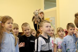 „Odprowadzam Sam”, na zdjęciu dzieci z Przedszkola nr 28 „Niezapominajka”, aktorki z Teatru Gdynia Główna (fot. Katarzyna Balcerzak)