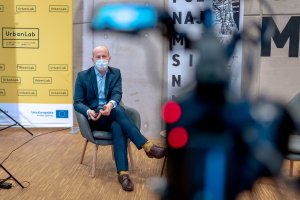 Wiceprezydent ds. jakości życia Bartosz Bartoszewicz na konferencji Miasta Świadome // fot. Jacek Klejment
