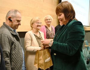 Katarzyna Leszczyńska, przewodnicząca Rady Ławniczej Sądu Rejonowego w Gdyni, dziękuje gdyńskim ławnikom i wręcza im upominki