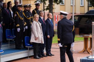 W uroczystej przysiędze wojskowej podchorążych Akademii Marynarki Wojennej uczestniczyli m.in.: wiceprezydent Gdyni Rafał Geremek i Beata Zastawna &ndash; przewodnicząca Rady Miasta Gdyni 