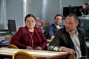 Od lewej: prezydent Gdyni Aleksandra Kosiorek, Jędrzej Szerle &ndash; przewodniczący Rady Dzielnicy Śr&oacute;dmieście oraz Paweł Studziński - naczelnik Wydziału Inwestycji Urzędu Miasta Gdyni podczas sesji Rady Dzielnicy Śr&oacute;dmieście