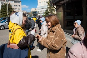Starsza pani i młoda wolontariuszka