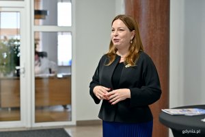 Wiceprezydentka Gdyni Oktawia Gorzeńska przemawiająca podczas wernisażu wystawy &bdquo;Gdynia Miasto Modernizmu&rdquo; w Galerii Ratusz na pierwszym piętrze gł&oacute;wnego budynku Urzędu Miasta Gdyni 