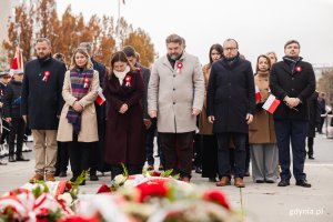 Kwiaty pod Pomnikiem Polski Morskiej złożyli m.in. (od lewej): radny Łukasz Strzałkowski, radna Monika Strzałkowska, prezydent Gdyni Aleksandra Kosiorek, przewodniczący Rady Miasta Tadeusz Szemiot, wiceprzewodnicząca Rady Miasta Mariola Śrubarczyk-Cichowska, dyrektor zarządzający ds. kultury i aktywności mieszkańców Mariusz Bzdęga, radna Larysa Kramin, radna Teresa Bysewska, radny Dominik Aziewicz (fot. Karol Stańczak) 