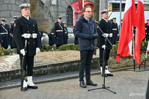 Jakub Ubych, wiceprzewodniczący Rady Miasta Gdyni, wygłosił przemówienie podczas uroczystości z okazji Narodowego Dnia Pamięci Żołnierzy Wyklętych. Za nim - posterunek honorowy przy pomniku Ofiar Terroru Komunistycznego // fot. Magdalena Czernek