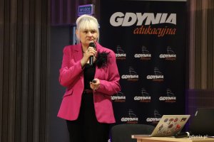 Spotkanie kadry zarządającej gdyńskich plac&oacute;wek oświatowych, na zdjęciu naczelniczka Wydziału Edukacji Iwona Tanewska (fot. Katarzyna Balcerzak)