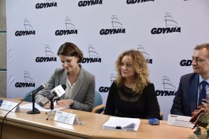 Katarzyna Gruszecka-Spychała, wiceprezydent Gdyni, Kinga Nowak, kierownik działku klientów instytucjonalnych PGNiG Obrót Detaliczny sp. z o.o., Michał Błaszczyk, dyrektor biura kontrolingu PGNiG Obrót Detaliczny sp. z o.o. podpisują umowę na kompleksową dostawę gazu ziemnego na rok 2019 // fot. Agnieszka Wołowicz-Bińkowska