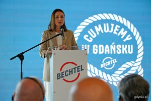 Beata Rutkiewicz, wojewoda pomorska, przemawiająca podczas otwarcia gdańskiego biura firmy Bechtel
