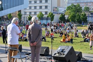 Uczestnicy otwarcia Święta Morza zgromadzeni na placu Grunwaldzkim // fot. Michał Puszczewicz
