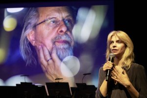 Joanna Łapińska, dyrektor artystyczna Festiwalu Polskich Filmów Fabularnych) przemawiająca podczas koncertu „Kaczmarek by Motion Trio & Sinfonietta Cracovia” w Konsulacie Kultury