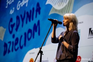Uroczyste otwarcie 19. edycji sekcji 48. Festiwalu Polskich Filmów Fabularnych Gdynia Dzieciom. Przemawia Joanna Łapińska, dyrektor 48.FPFF w Gdyni Fot. Przemysław Kozłowski