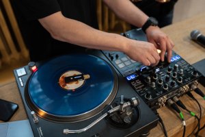 DJ miksuje muzykę