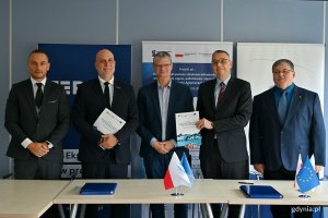 Od lewej: Jakub Wiernicki &ndash; dyrektor ds. realizacji i rozwoju firmy Terlan, Marek Borkowski &ndash; prezes zarządu firmy Terlan, wiceprezydent Gdyni Rafał Geremek, Jacek Kieloch &ndash; prezes zarządu PEWIK Gdynia oraz Wiesław Kujawski &ndash; wiceprezes ds. eksploatacji PEWIK Gdynia po podpisaniu umowy na wymianę wodomierzy 