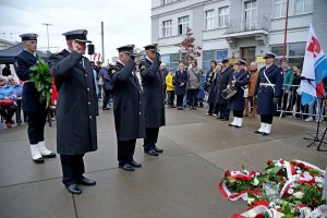 Przedstawiciele dowództwa Marynarki Wojennej RP składający kwiaty podczas uroczystości upamiętniających 86. rocznicę pierwszych wysiedleń gdynian (