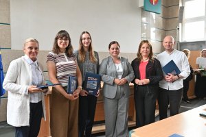 Od lewej: Małgorzata Omachel-Kwidzińska &ndash; naczelnik Wydziału Komunikacji Społecznej i Informacji Urzędu Miasta Gdyni, dr inż. arch. Paulina Szewczyk &ndash; architektka miasta, Zofia Trusiewicz &ndash; projektantka z Biura Planowania Przestrzennego Miasta Gdyni, prezydent Gdyni Aleksandra Kosiorek, wiceprezydentka Oktawia Gorzeńska oraz Arkadiusz Zieniuk z Biura Planowania Przestrzennego Miasta Gdyni podczas spotkania w Urzędzie Miasta Gdyni 