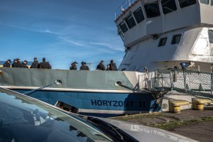 Biało-niebieski statek "Horyzont II" zacumowany do nabrzeża. Na jego pokładzie: załoga złożona ze studentów i kadry Akademii Marynarki Wojennej // fot. Piotr Lewandowski / Uniwersytet Morski w Gdyni