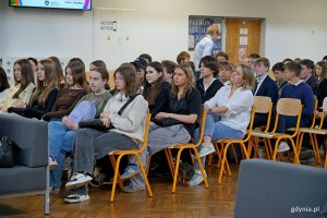 Młodzież uczestnicząca w kongresie &bdquo;Zdrowe Głowy&rdquo; zgromadzona na holu ZSSO w Gdyni 