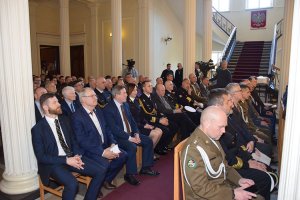 Osoby w mundurach i garniturach