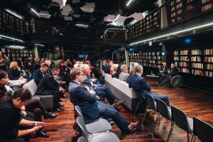 Uczestnicy spotkania w Europejskim Centrum Solidarności z okazji 70. rocznicy wybuchu powstania węgierskiego 