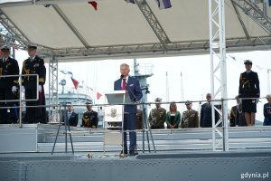 Stanisław Wziątek, podsekretarz stanu w Ministerstwie Obrony Narodowej przy mikrofonie