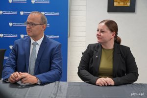 Wicewojewoda pomorski Emil Rojek i prezydent Gdyni Aleksandra Kosiorek podczas podpisania umowy ws. finansowania i budowy łącznicy Obwodnicy Metropolii Tr&oacute;jmiejskiej 