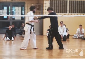 Młodzież na zajęciach z karate
