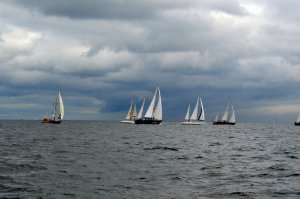 Jachty na wodach Zatoki Gdańskiej płyną w szyku paradnym w ramach zlotu "Próchno i Rdza" // fot. E.Banaszek