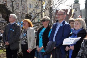 Druga część  gdyńskich obchodów Światowego Dnia Wiedzy o Autyzmie odbyła się przed InfoBoksem // fot. Magdalena Czernek
