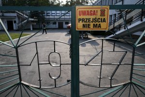Brama na teren wojskowy.