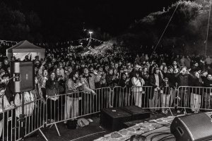 Ludzie na koncercie na Kamiennej G&oacute;rze