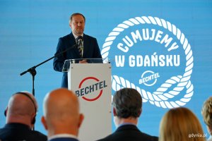 Wojciech Wrochna, sekretarz stanu w Ministerstwie Energii, przemawiający podczas otwarcia gdańskiego biura firmy Bechtel