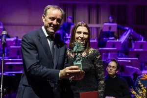 Marszałek województwa pomorskiego przekazujący statuetkę Annie Baruk-Bejdzie z Muzeum Pomorza Środkowego w Słupsku podczas gali Pomorskiej Nagrody Artystycznej
