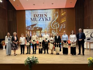 Nagrodzeni uczniowie w towarzystwie wiceprezydenta Rafała Geremka, dyrektor szkoły Joanny Rutkowskiej i wicedyrektor Małgorzaty Zimińskiej