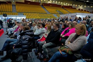 Publiczność zgromadzona przed sceną gł&oacute;wną podczas rozmowy z Wojciechem Chmielarzem na Targach Książki w Gdyni
