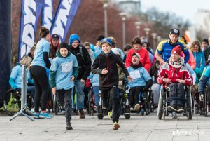 Zawodnicy na wózkach wystartowali z alei Topolowej