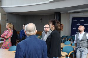 Członkinie i członkowie drugiej kadencji Gdyńskiej Rady Kultury w towarzystwie Mariusza Bzdęgi, dyrektora zarządzającego ds. kultury i aktywności mieszkańc&oacute;w