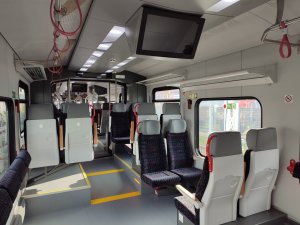 Wnętrze nowego wagonu pasażerskiego.
