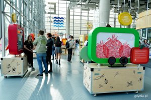 Odwiedzający Centrum Nauki Experymeny podczas oglądania wystawy „CLEVERFOOD for everyone” 