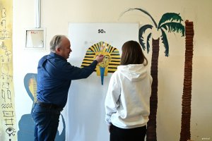 Mężczyzna w koszuli i nastolatka malują drzwi