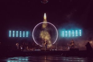 Arctic Monkeys podczas koncertu na scenie głównej Open'er Festivalu 2023 // fot. Piotr Tarasewicz/ facebook.com/openerfestival