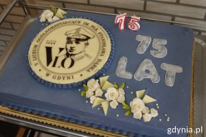 Tort urodzinowy z napisem V LO i 75 lat