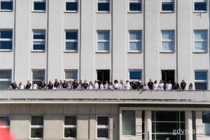 Pracownicy gdyńskiego magistratu w trakcie lipduba na balkonie urzędu