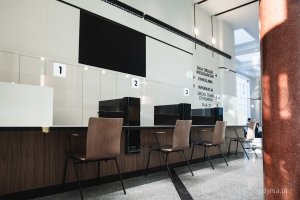 Sala Obsługi Mieszkańc&oacute;w w Urzędzie Miasta Gdyni po remoncie (fot. Kamil Złoch)
