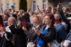 Uczestnicy przysięgi wojskowej podchorążych Akademii Marynarki Wojennej zgromadzeni na placu apelowym uczelni 