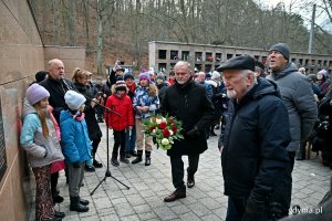 Prezydent Gdyni Wojciech Szczurek i rodziny powstańców wielkopolskich podczas składania kwiatów pod tablicami memoratywnymi odsłoniętymi na Cmentarzu Witomińskim 