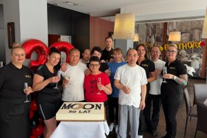 Zesp&oacute;ł restauracji Moon podczas wewnętrznej imprezy jubileuszowej 