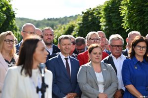 Na zdjęciu m.in.: Aleksandra Dulkiewicz, prezydent Gdańska, Aleksandra Kosiorek, prezydent Gdyni, Tomasz Augustyniak, wiceprezydent Gdyni i Eunika Niemc, w&oacute;jt gminy Kosakowo
