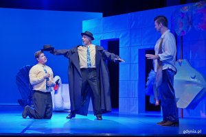 Zdjęcie z pr&oacute;by spektaklu &bdquo;Gdynia. Fordewind&rdquo;. Piotr Michalski jako reżyser oraz Szymon Sędrowski i Mariusz Żarnecki jako urzędnicy (fot. Magdalena Czernek)