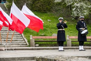 Orkiestra Reprezentacyjna Marynarki Wojennej podczas uroczystości z okazji Święta Konstytucji 3 Maja. Za nią powiewają biało-czerwone flagi // fot. Karol Stańczak